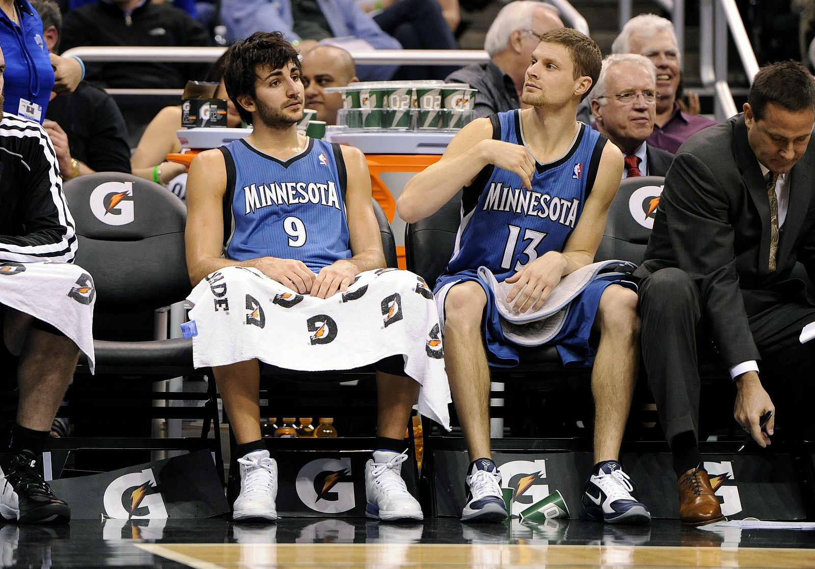El jugador de los Timberwolves de Minnesota Ricky Rubio (i) descansa en el banco de suplentes junto a su compañero Luke Ridnour (d)