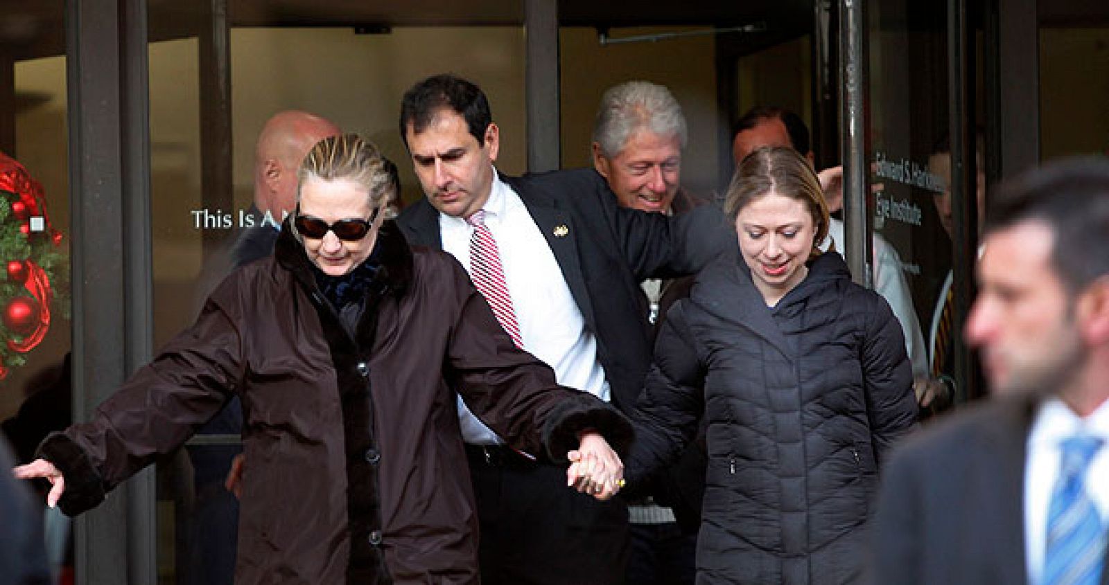 Hillary Cliton ha abandonado el Hospital Presbiteriano de Nueva York acompañada de su hija Chelsea tras cuatro días ingresada por un coágulo en la cabeza.