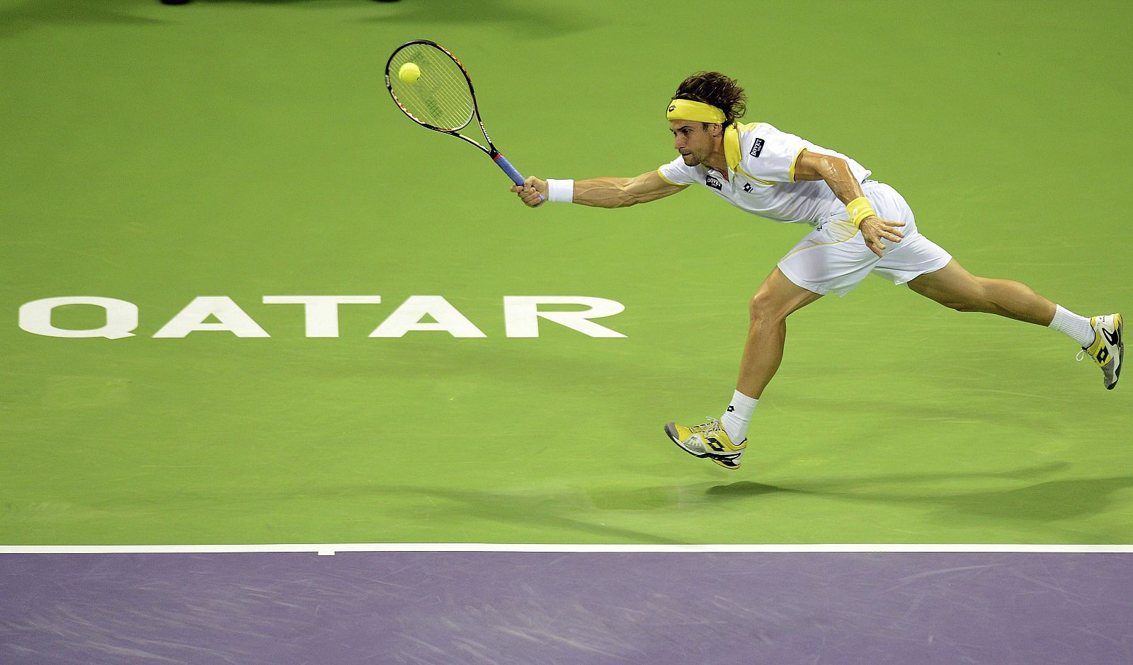 El tenista español David Ferrer devuelve la bola durante el partido de cuartos de final del torneo de Doha.