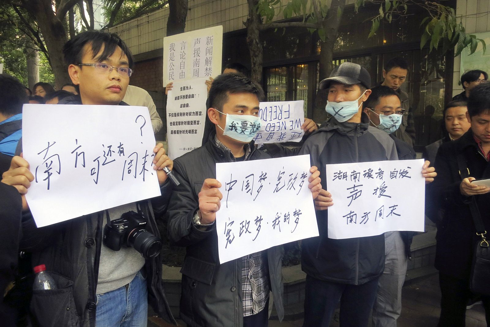 Manifestantes chinos se concentran para protestar contra la censura del régimen frente al edificio del diario 'Southern Weekly', punta de lanza del periodismo independiente en el país asiático.