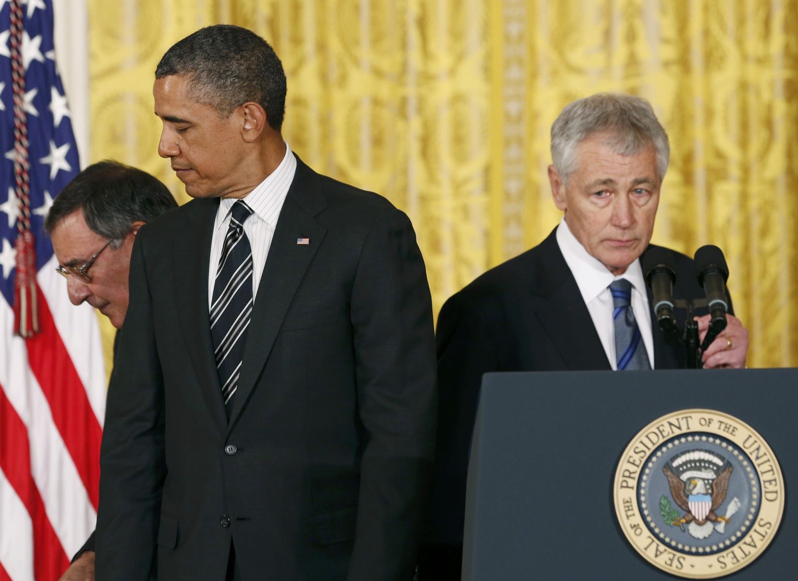 El presidente de EE.UU., Barack Obama, entre el actual secretario de Defensa, Leon Panetta (izda) y su candidato al puesto, Chuck Hagel