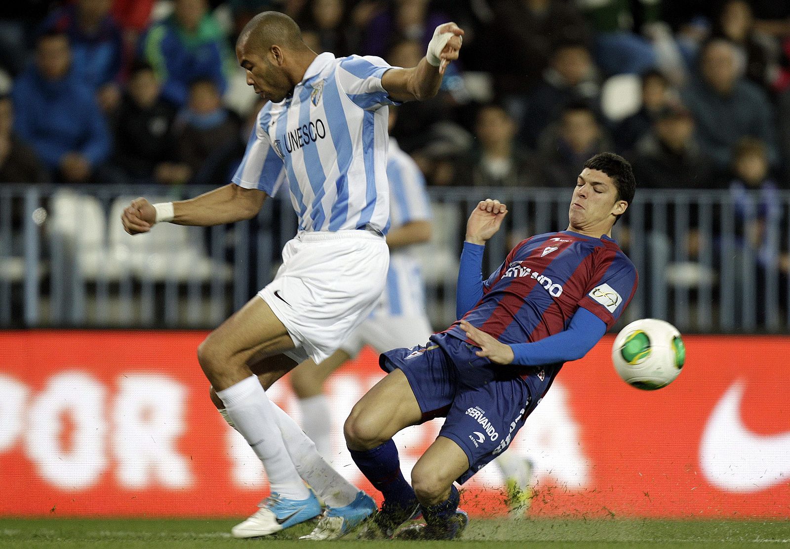 El defensa estadounidense del Málaga Oguchi Onyewu (i) lucha el balón con el centrocampista del Eibar Ander Capa (d)