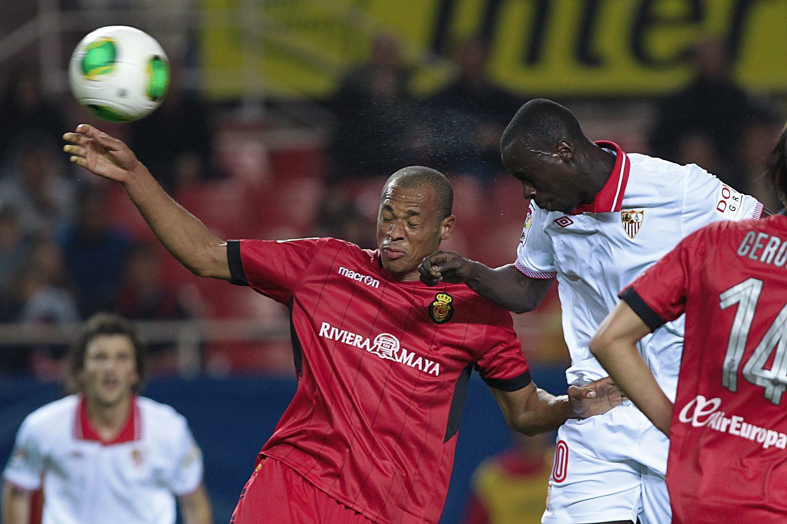 El defensa brasileño del Mallorca, Anderson Conceiçao (i) pelea un balón aéreo con el centrocampista francés del Sevilla, Geoffrey Kondogbia