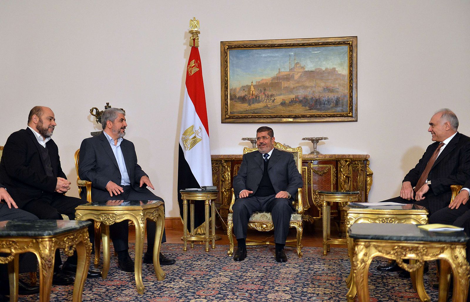 El presidente egipcio, Mohamed Morsi, se ha reunido  por separado con el líder de Hamás, Jaled Meshal, y el de Fatah, Mahmud Abás, en El Cairo.