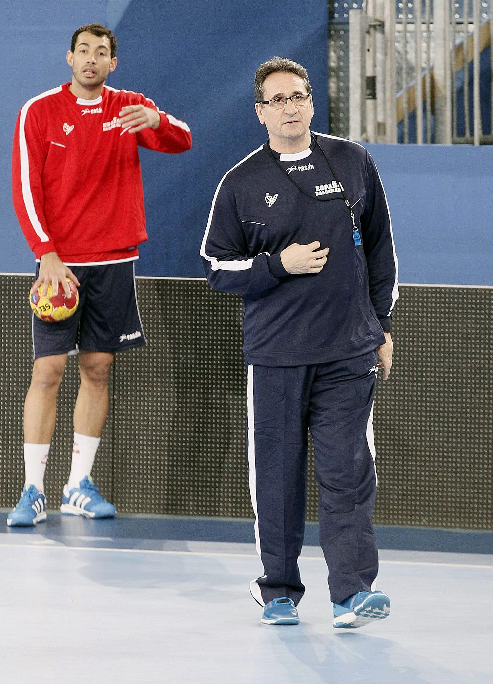 Valero Rivera (d), durante el entrenamiento de la selección española de balonmano