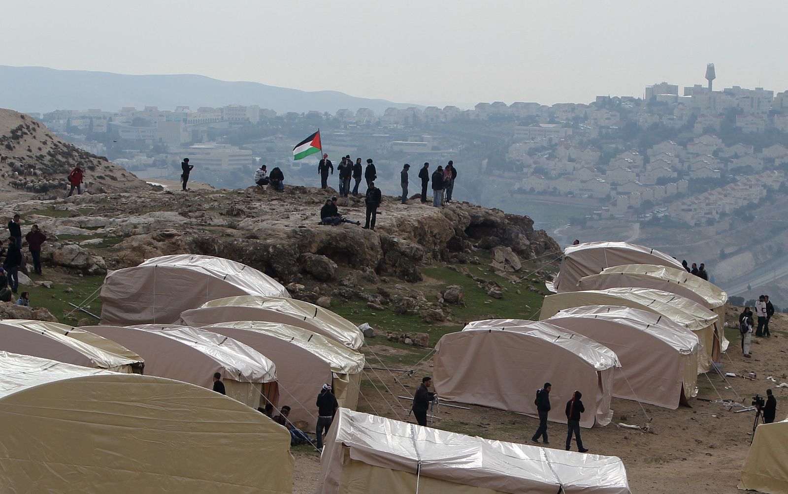 La bandera palestina ondea junto a las tiendas de campaña del improvisado asentamiento 'Bab al Shams'.