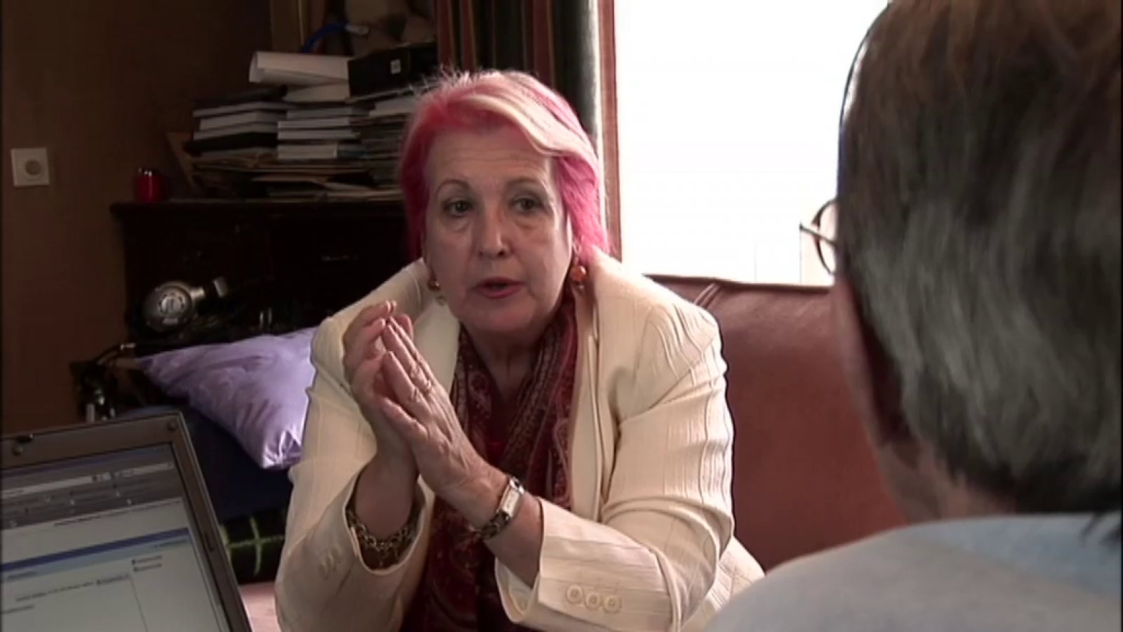 Rosa María Calaf, junto a Enrique Meneses, en un fotograma del documental "Oxígeno para vivir"