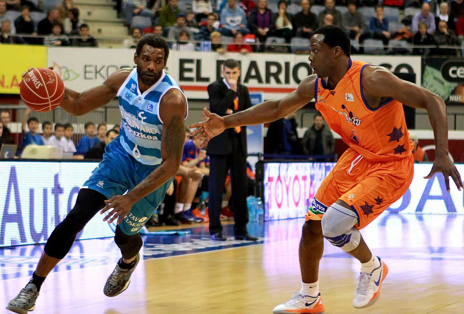 El alero del Lagun Aro GBC, Qyntel Woods, junto a Florente Pietrus, ala-pívot del Valencia Basket.