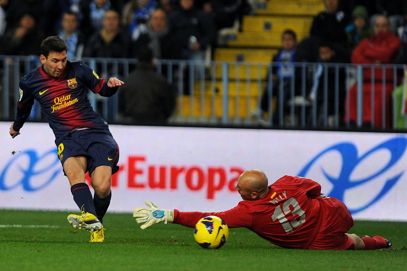 Messi bate a Caballero en el primer gol del Barça.