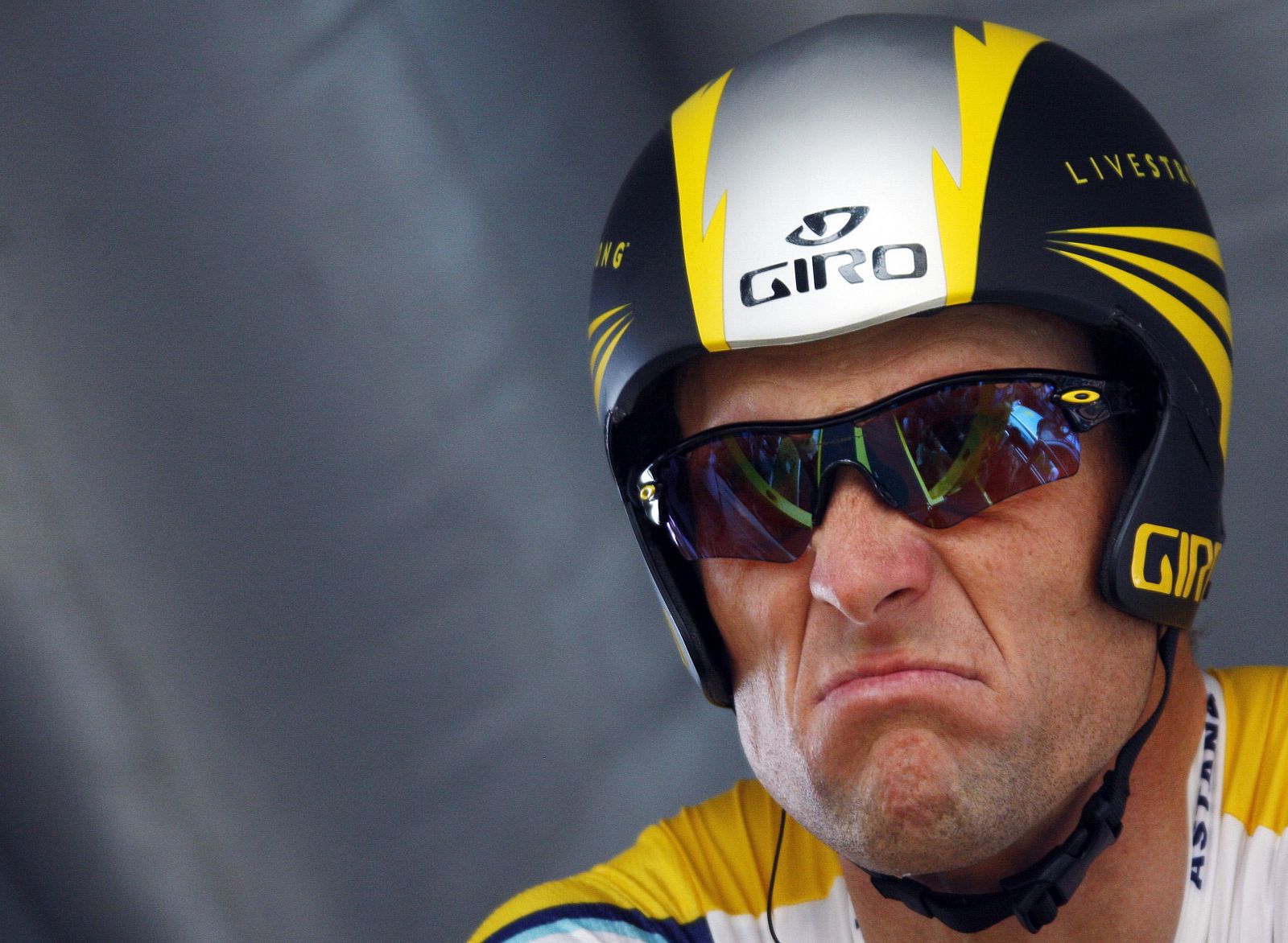 Lance Armstron antes de tomar la salida en una contrarreloj del Tour de Francia