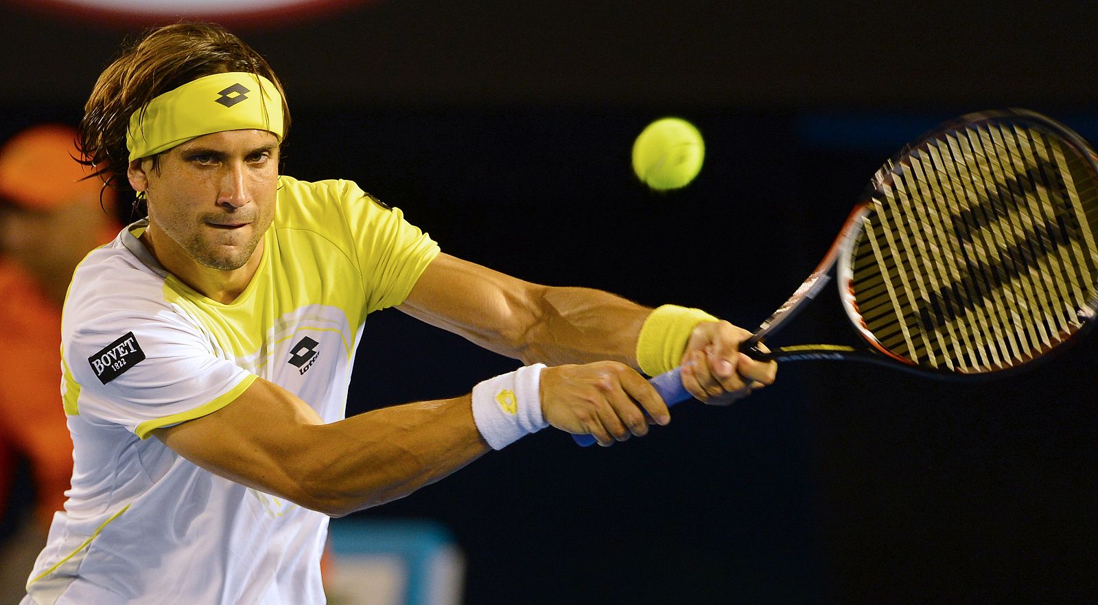 David Ferrer golpea una bola en el partido contra Marcos Baghdatis en el Open de Australia
