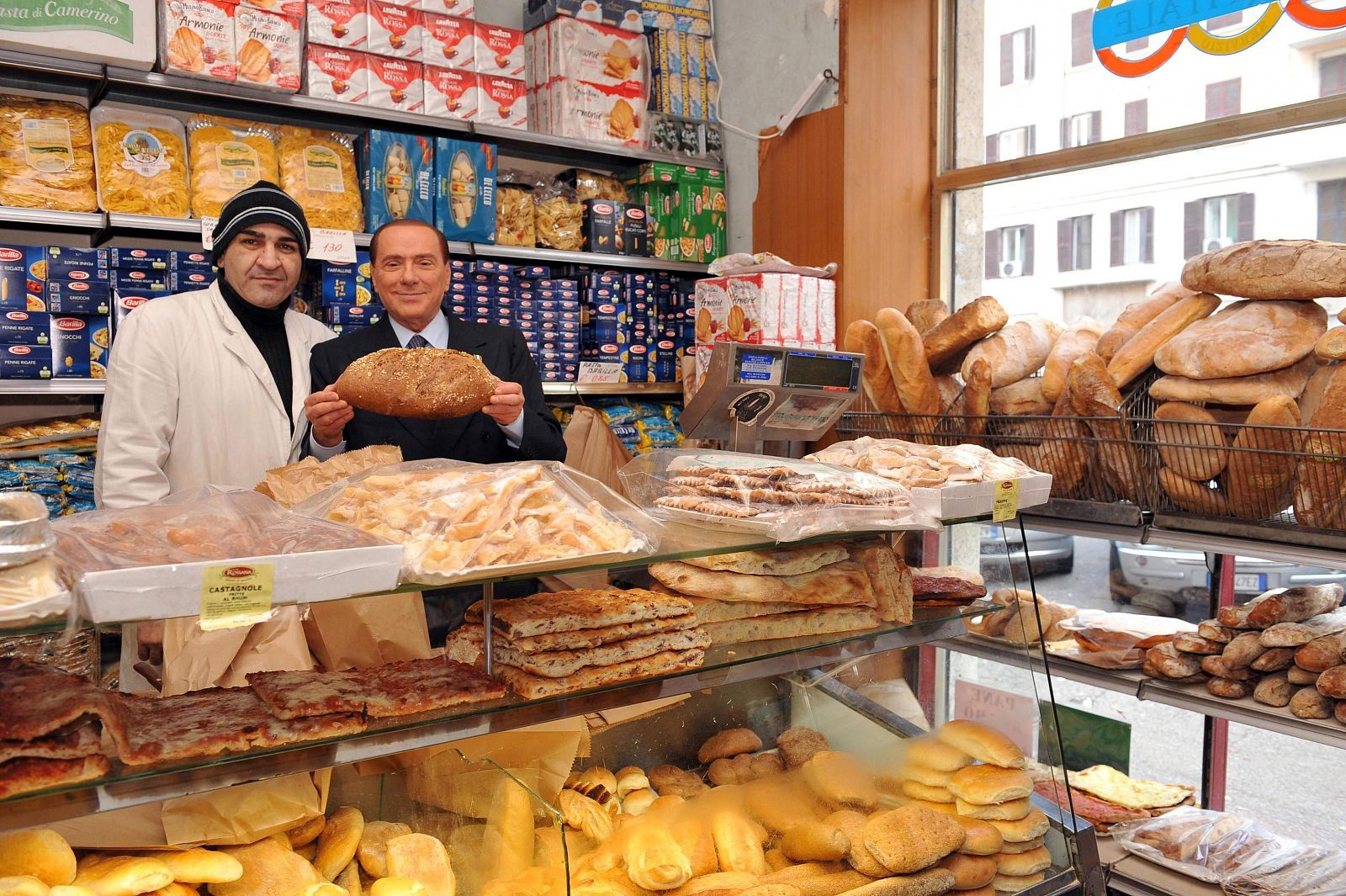 El ex primer ministro italiano, Silvio Berlusconi, posa en una panadería de Roma