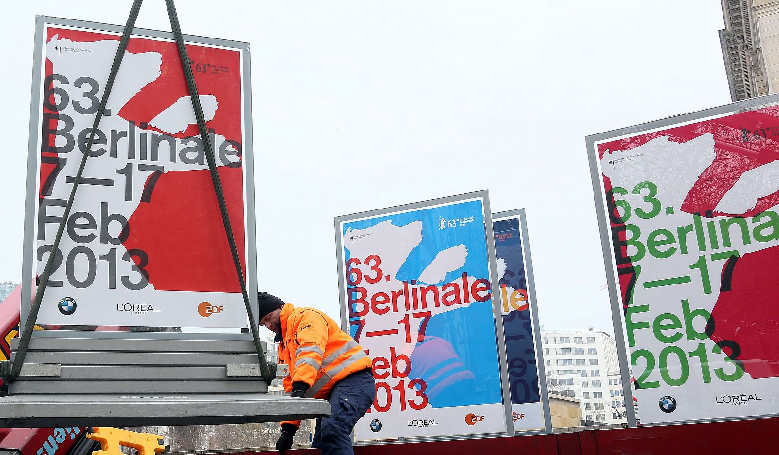 Unos operarios colocan los carteles del Festival de Cine de Berlín, que se celebrará del 7 al 17 de febrero.