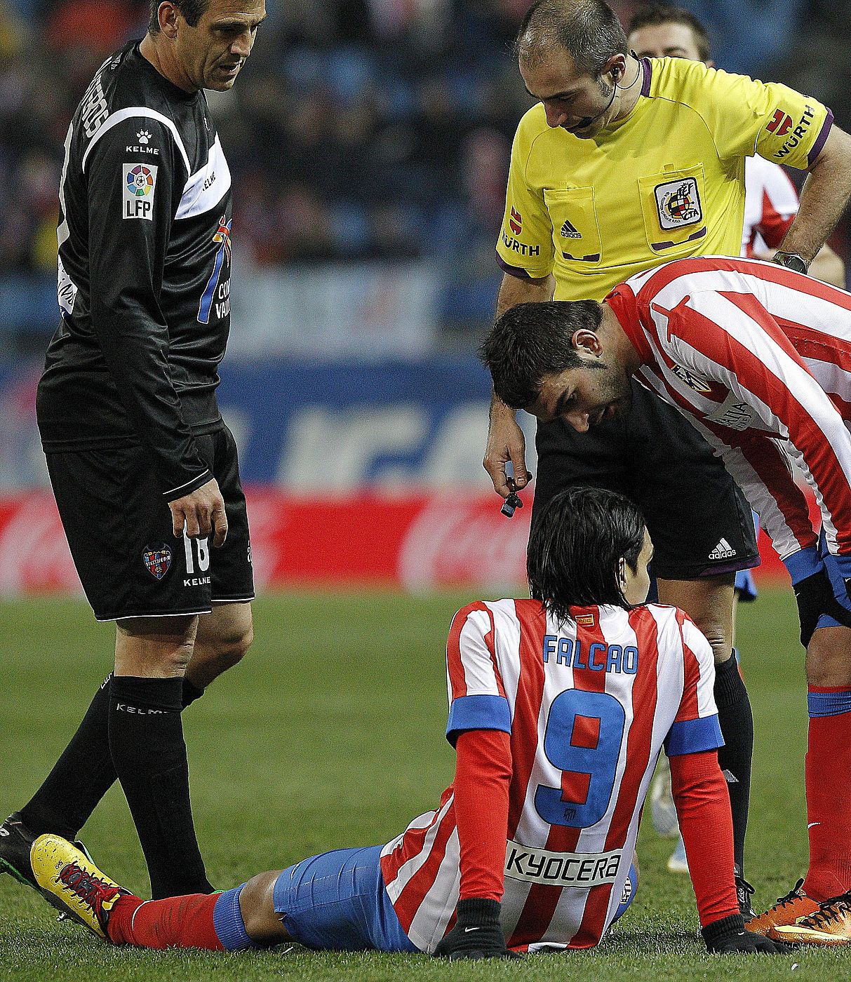 Radamel Falcao, en el suelo, tras lesionarse durante el partido frente al Levante