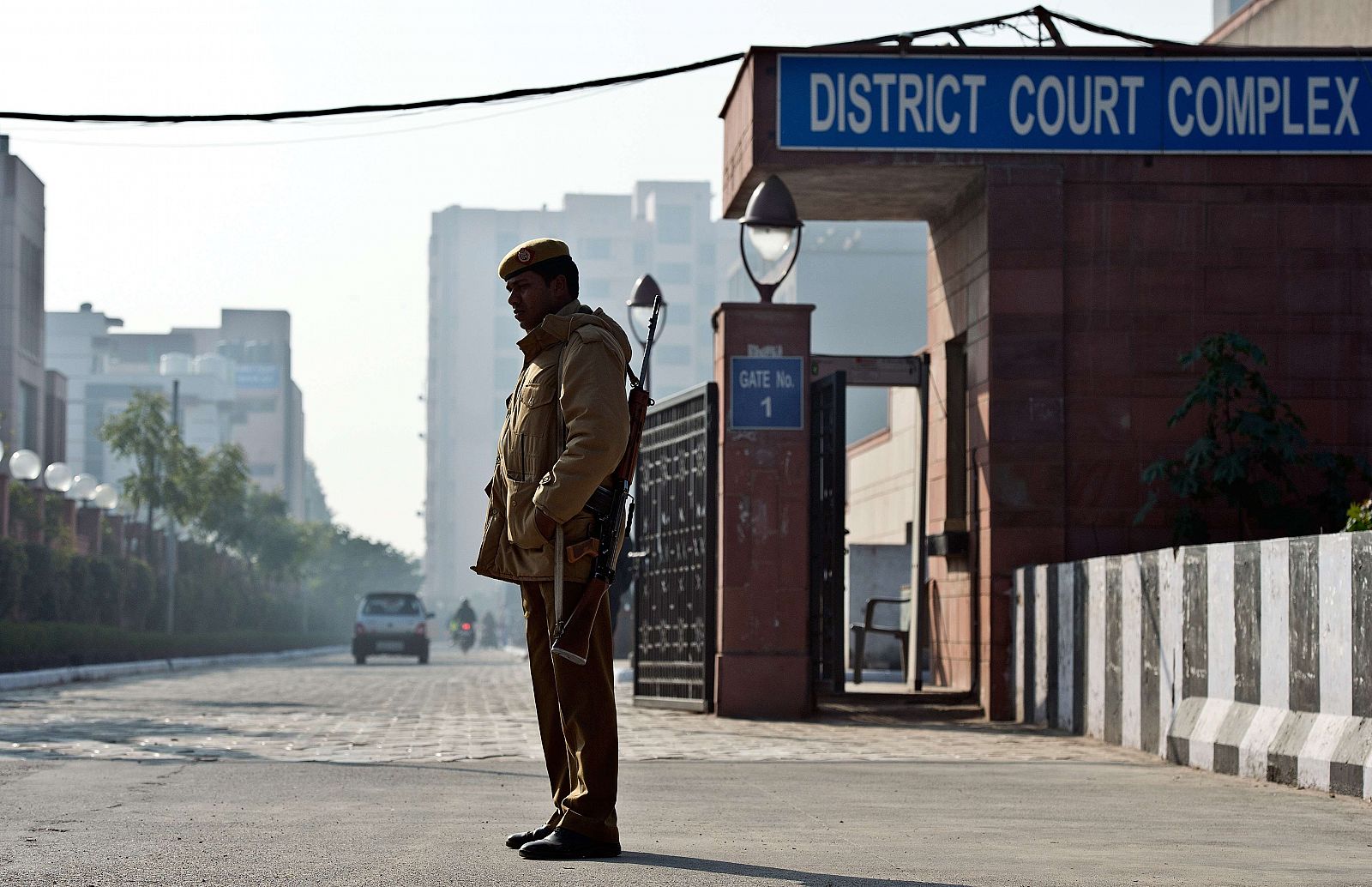 Un policía hace guardia en el distrito judicial de Nueva Delhi