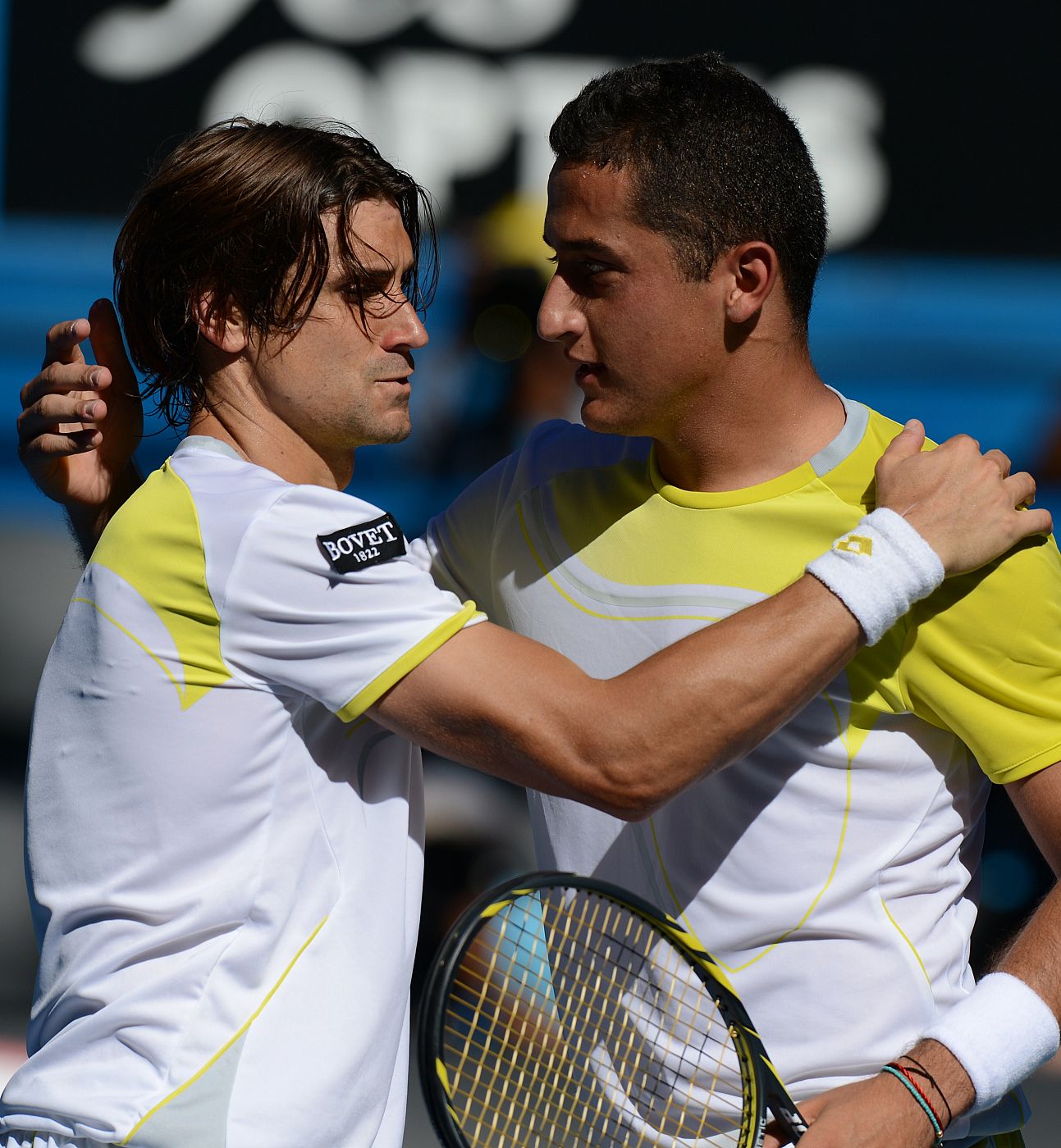 Ferrer y Almagro se saludan tras su partido de cuartos de final del Abierto de Australia