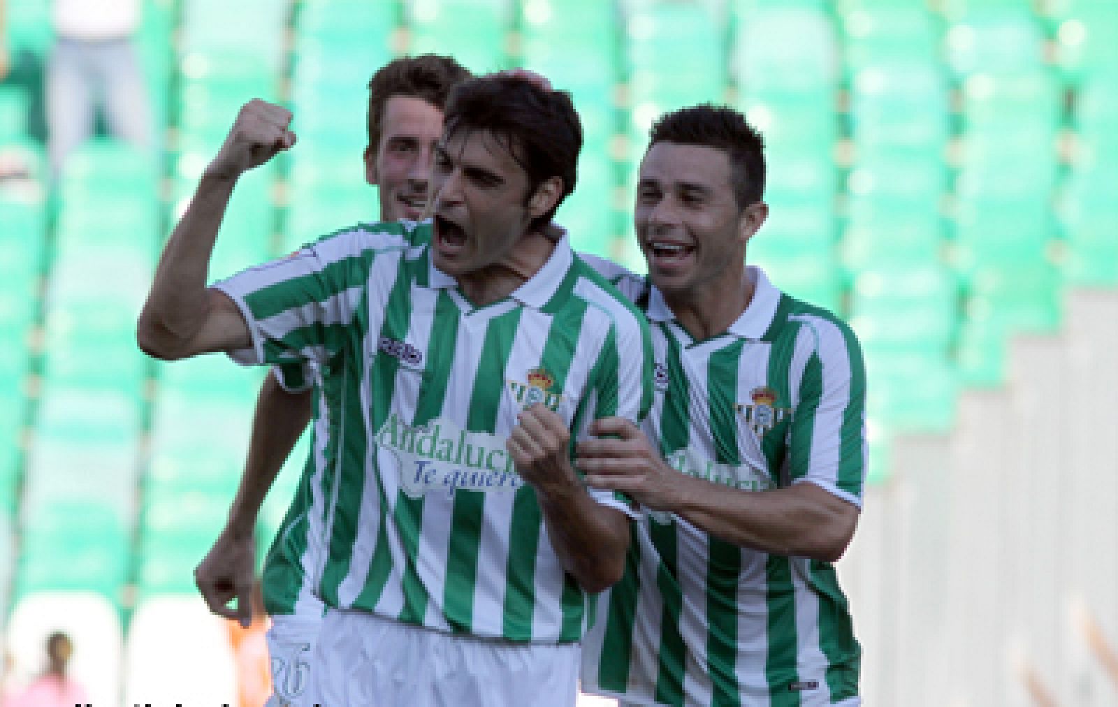 'Chechu' Dorado celebra un gol con el Real Betis