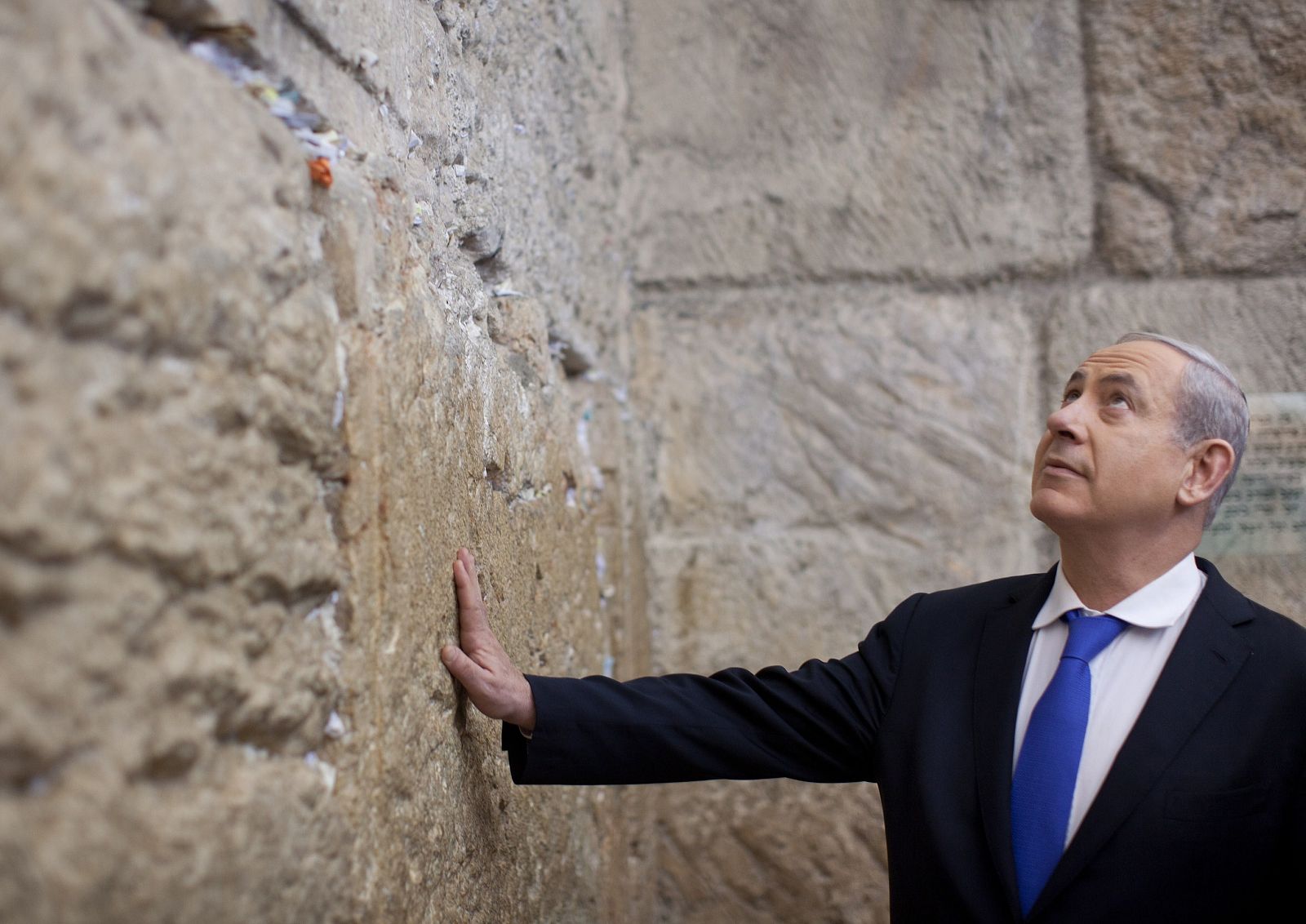 El primer ministro israelí, Benjamin Netanyahu, reza ante el Muro de las Lamentaciones.