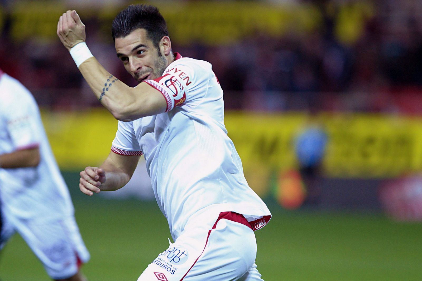 El delantero del Sevilla Álvaro Negredo celebra uno de sos dos goles contra el Zaragoza