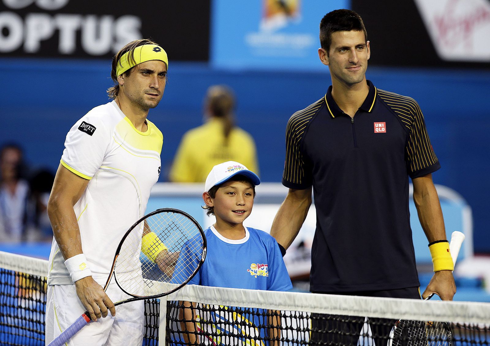 Novak Djokovic (d) y David Ferrer posan para los fotógrafos antes de enfrentarse en la semifinal del Abierto de Australia