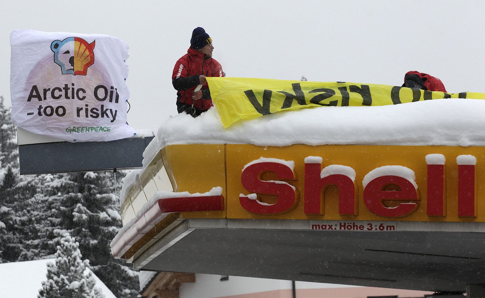 Activistas de Greenpeace ocupan una gasolinera de Shell en Davos, Suiza, para protestar por la prospección en el Ártico