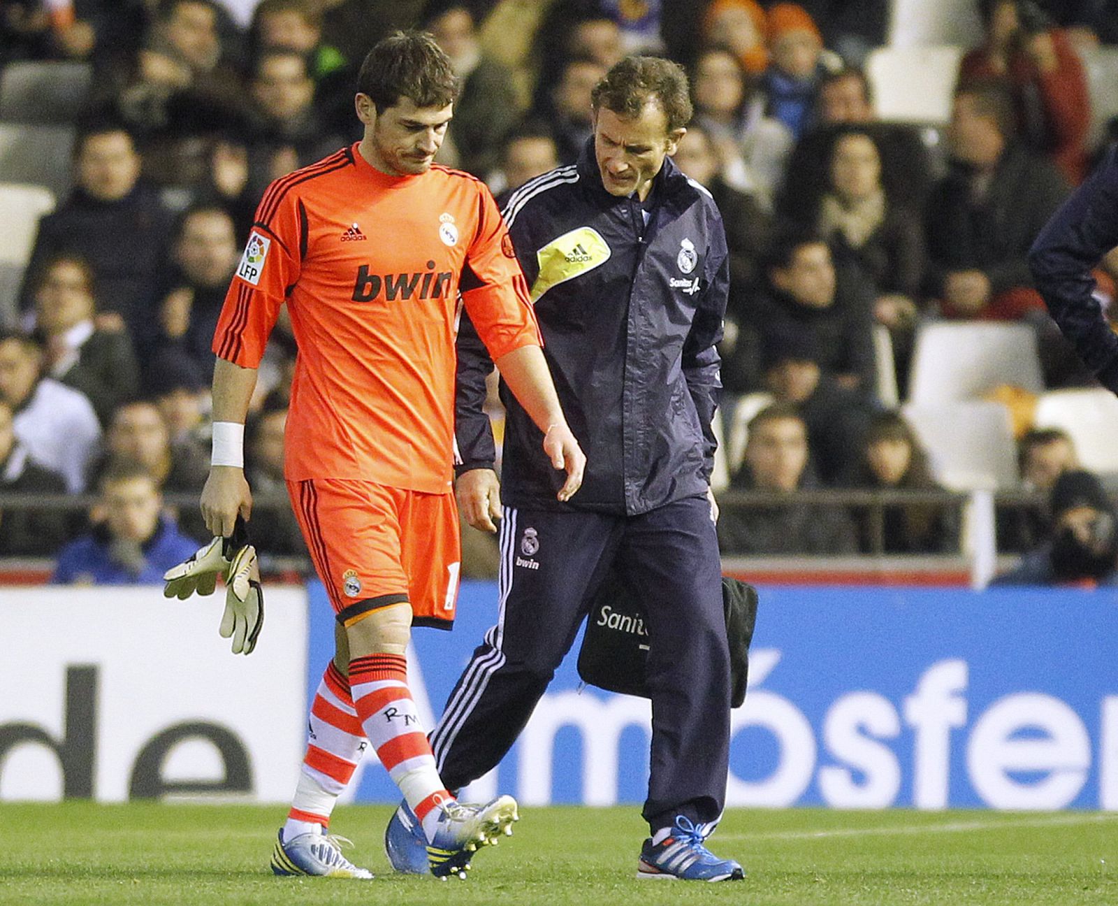 Casillas, tras su lesión en el partido contra el Valencia.
