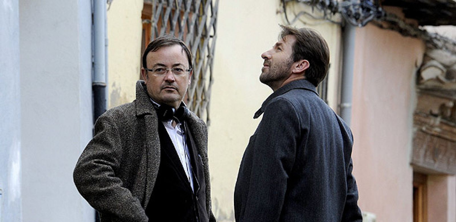 El director Manuel Martín (i) junto al actor Antonio de la Torre, en la Carrera del Darro, en el bajo Albaicín de Granada, donde ha comenzado el rodaje de "Caníbal"