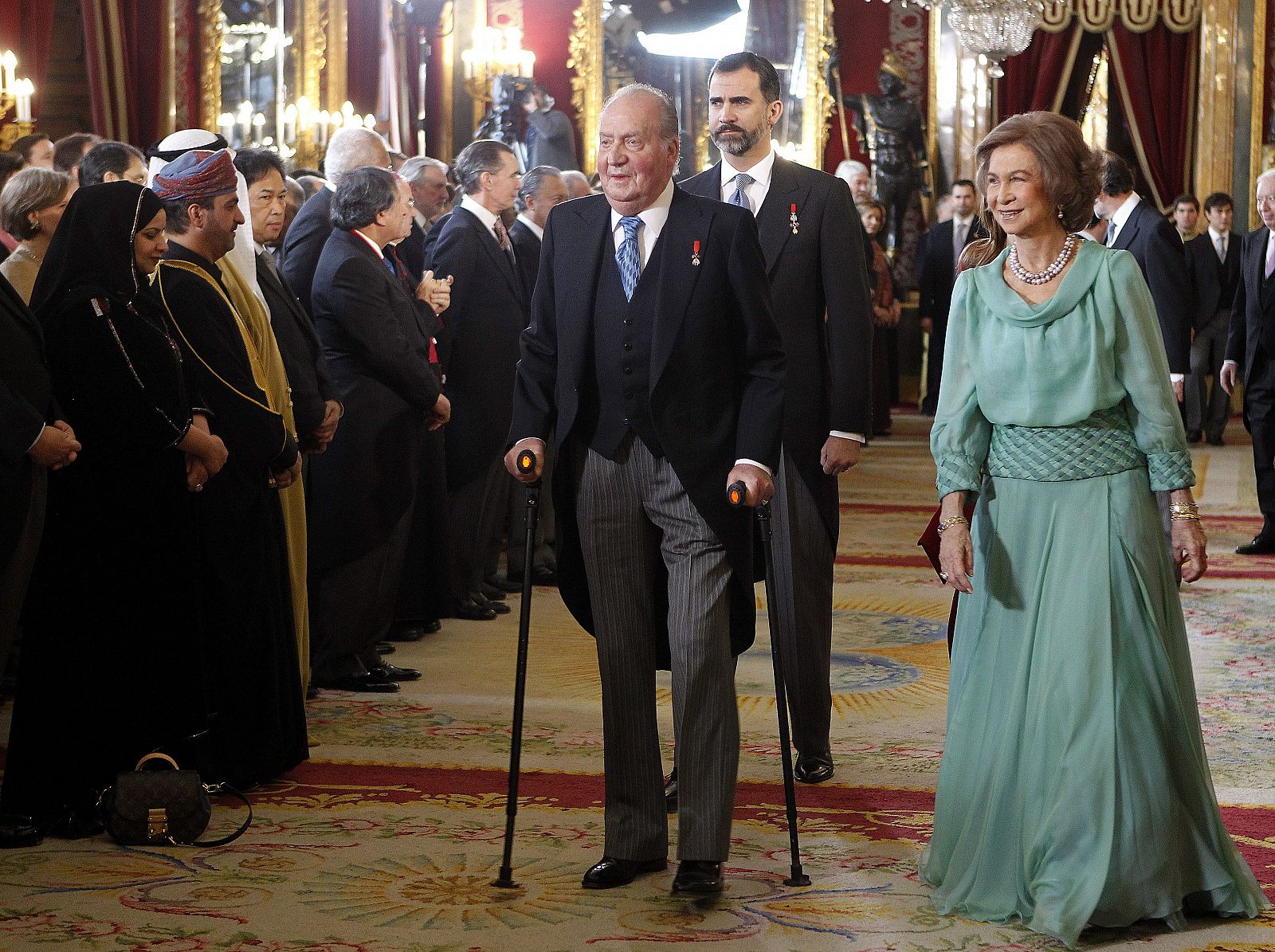 El rey Juan Carlos, junto al príncipe Felipe y la reina