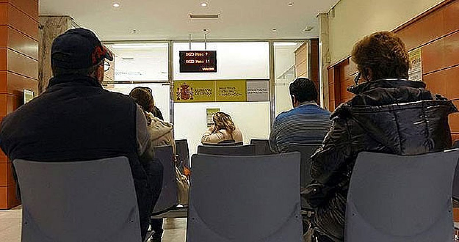 Varias personas esperan su turno para ser atendidos en una oficina de empleo.