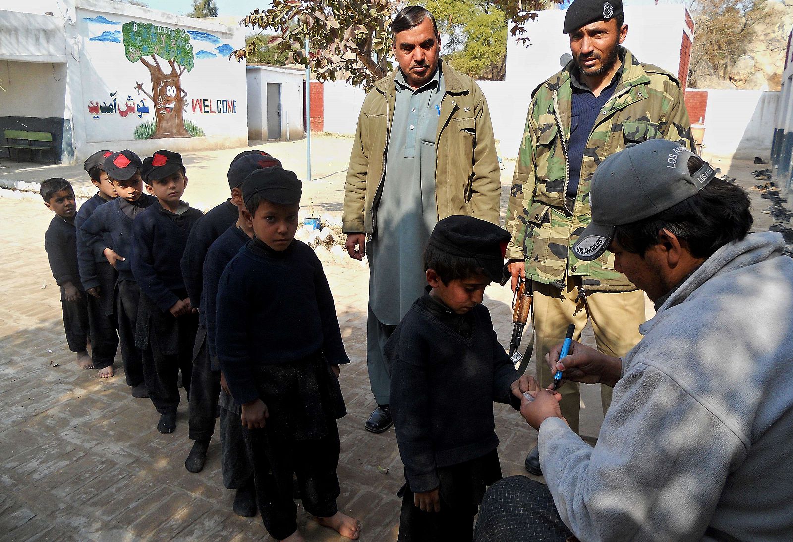 Un sanitario vacuna contra la polio a varios niños en el colegio de Kohat, en el área tribal de Khyber Pakthunkhw