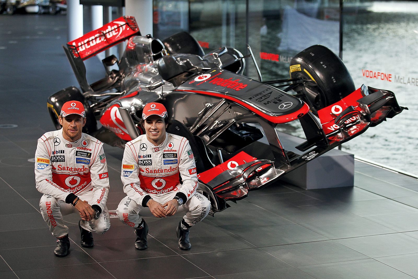 Jenson Button (i) y Sergio Pérez, de McLaren Mercedes, posan con el nuevo monoplaza