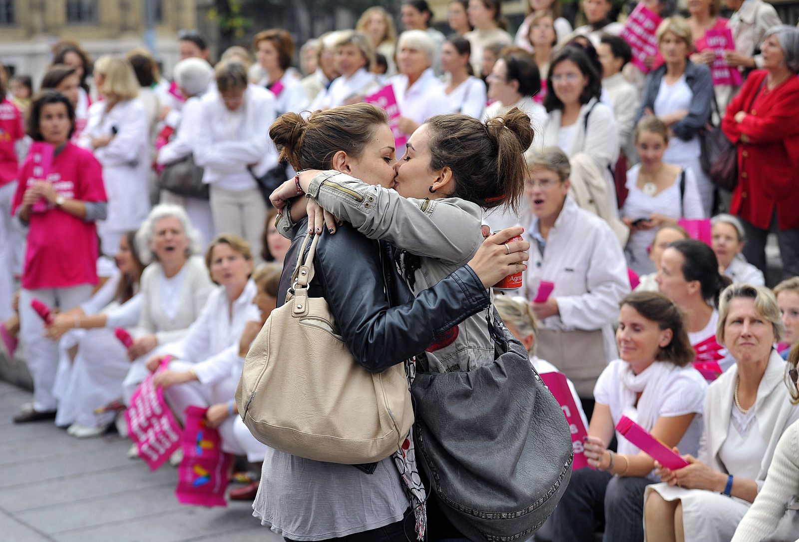 Dos lesbianas francesas se besan en la calle frente a una concentración de mujeres que se oponene a la extensión del derecho al matrimonio entre homosexuales