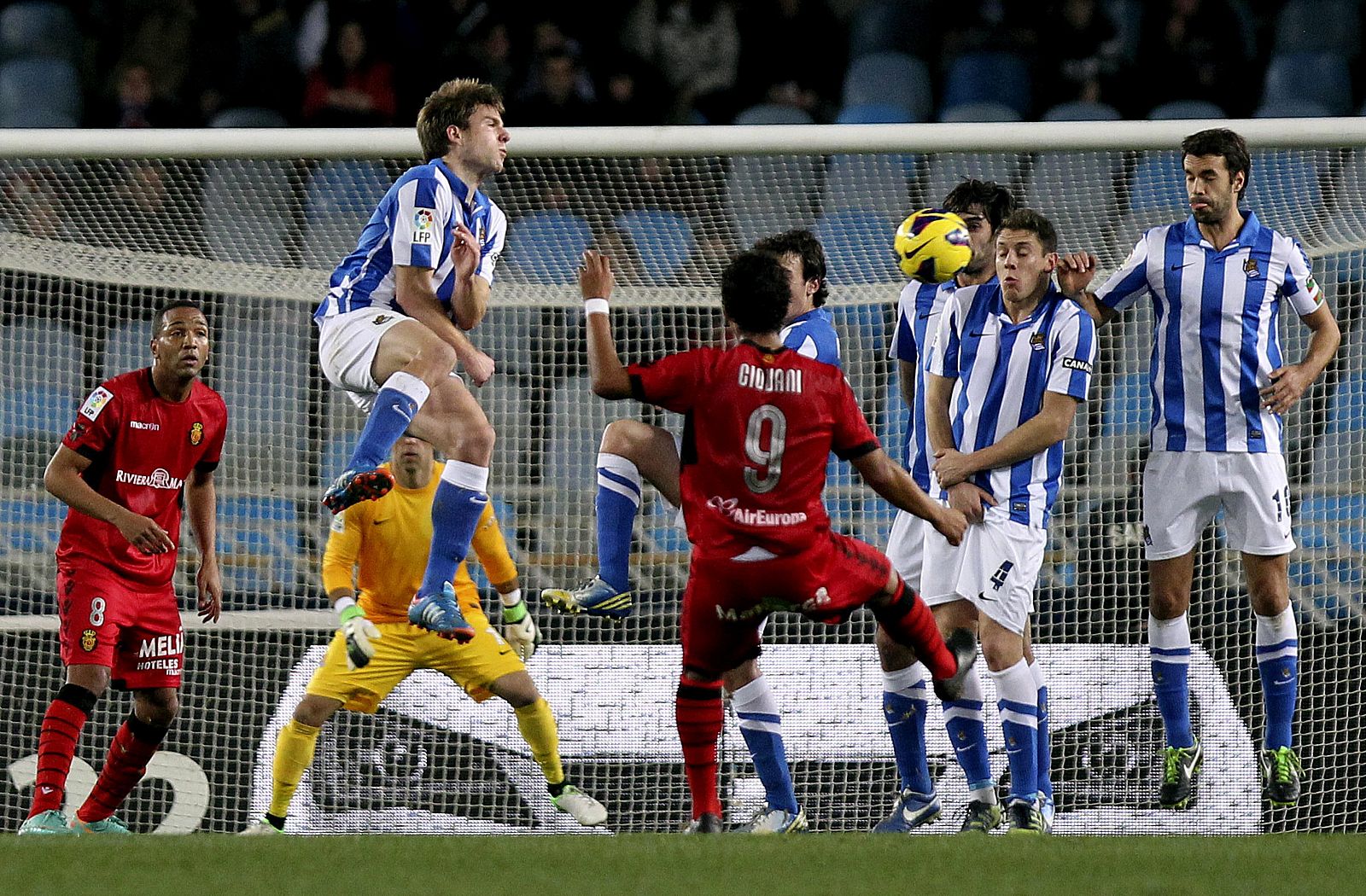 La barrera de la Real Sociedad repele un lanzamiento de falta del delantero mexicano del Mallorca Giovani Dos Santos Giovani (c).