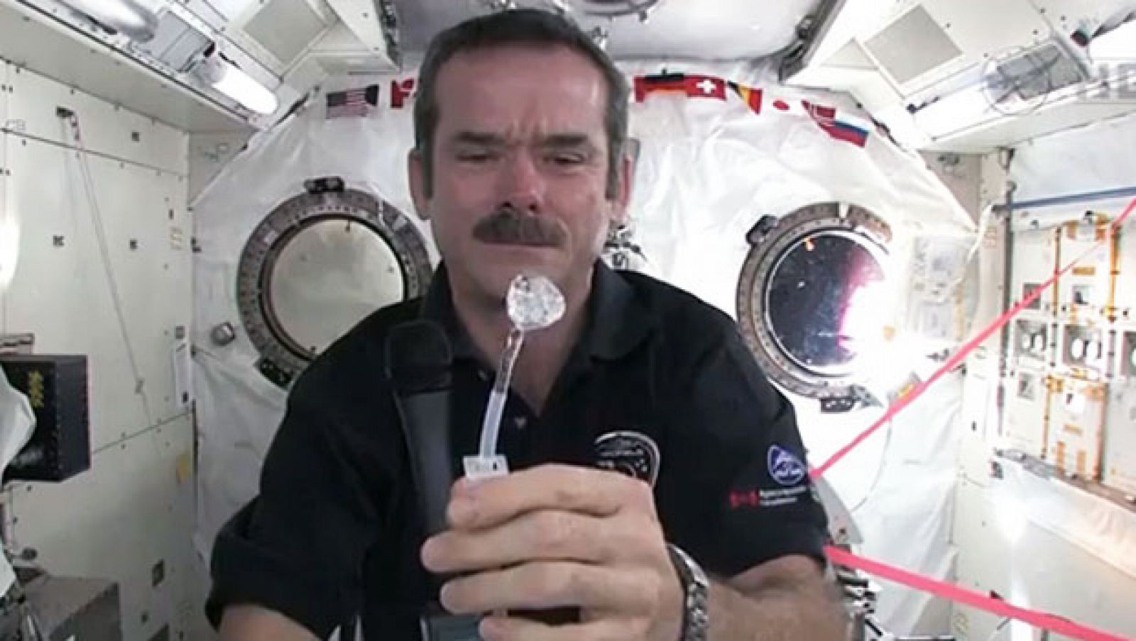 Chris Hadfield explica cómo lavarse las manos en el espacio