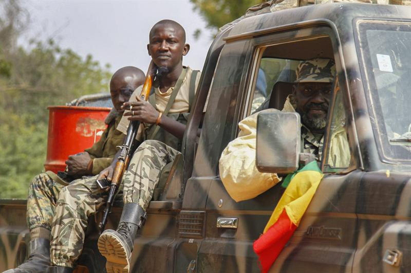 Grupo de soldados malienses en la reconquistada ciudad de Diabaly.