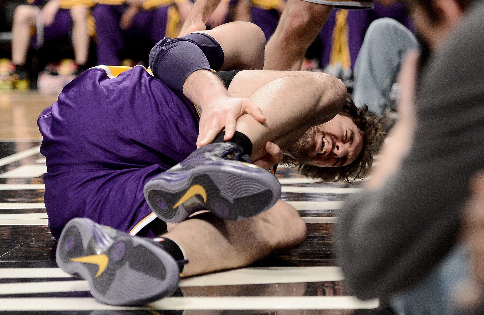 Pau Gasol se queja por el dolor de su pie tras lesionarse con los Lakers ante los Nets