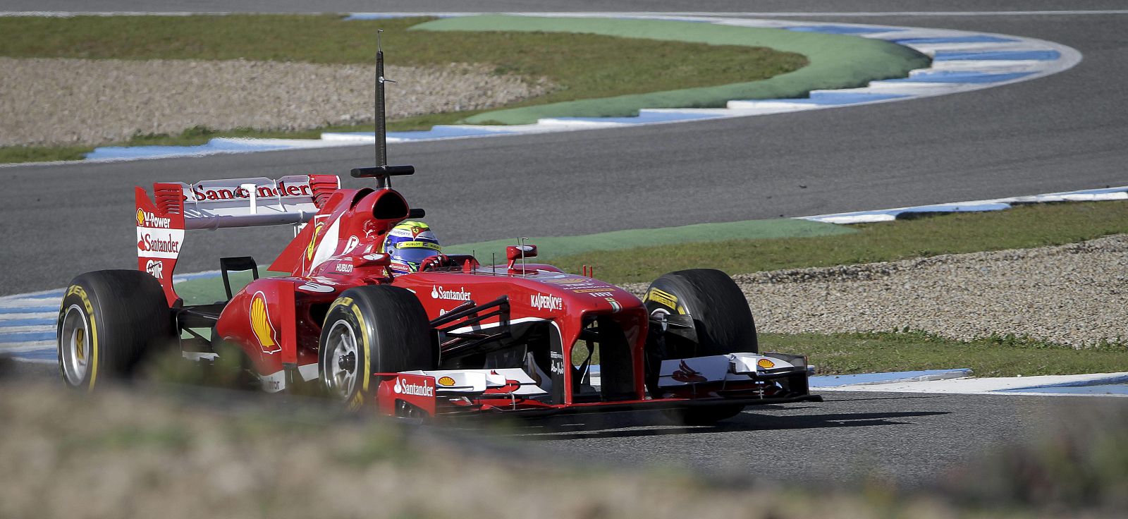 El piloto brasileño, Felipe Massa, del equipo Ferrari, en el Circuito de Jerez de la Frontera (Cádiz).