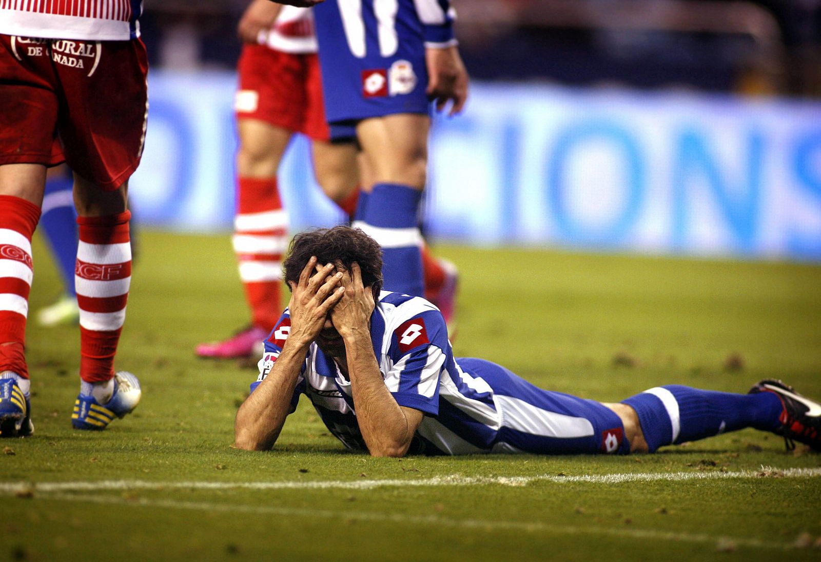 El jugador del Deportivo de La Coruña, Juan Carlos Valerón, se lamenta en el partido contra el Granada
