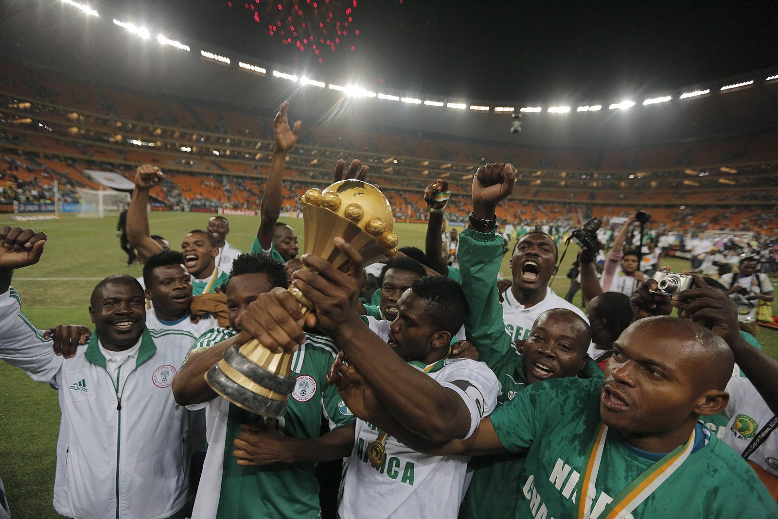 Los jugadores de Nigeria celebran el triunfo en la Copa África.