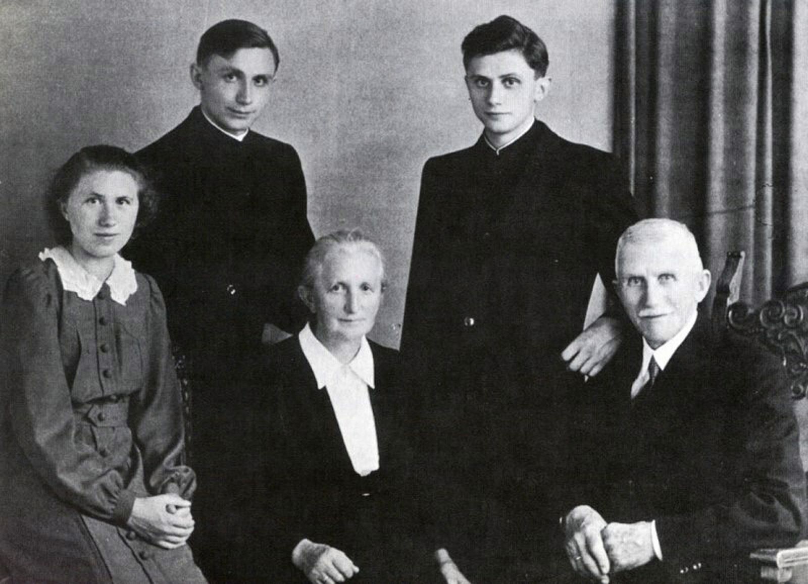 Fotografía tomada en 1951 de la familia Ratzinger