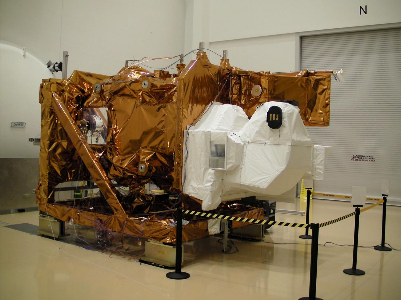 Landsat situado sobre un soporte horizontal.