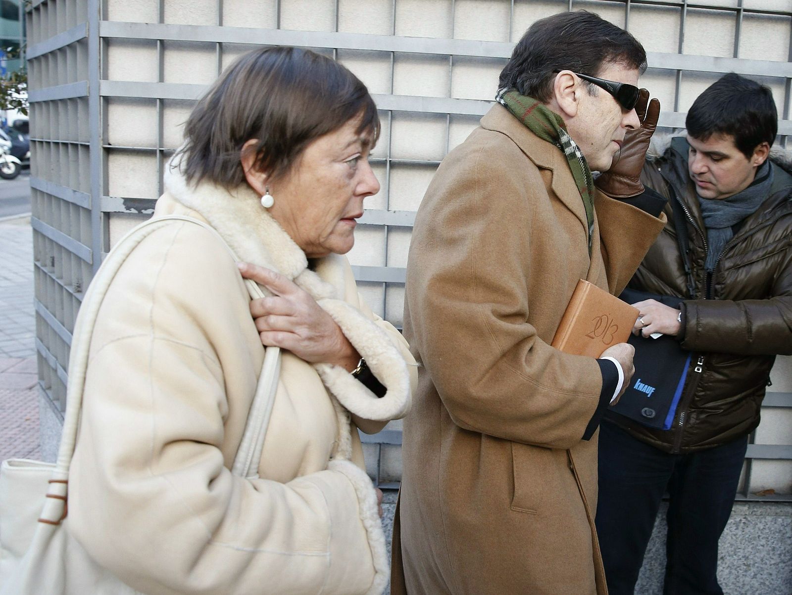 El médico Eufemiano Fuentes (2i), junto a su hermana Yolanda, a su llegada al juzgado