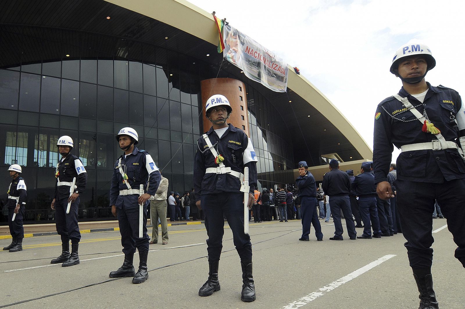 Soldados bolivianos custodian el aeropuerto de Cochabamba tras la nacionalización de Sabsa