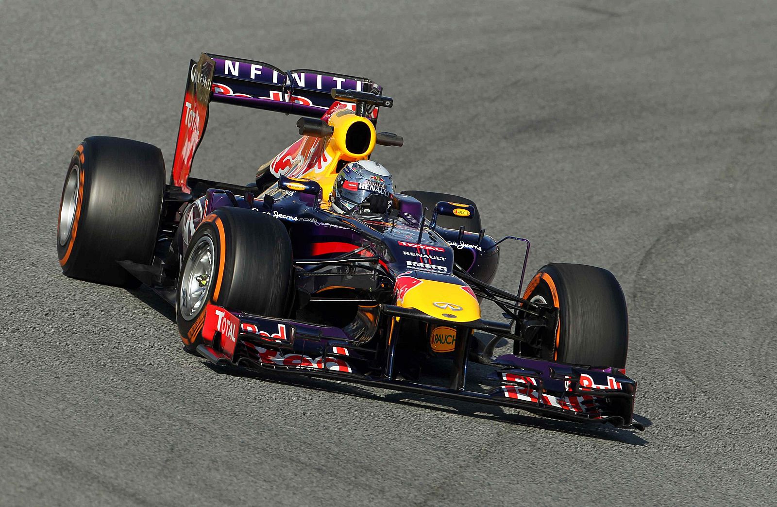 El piloto alemán de la escudería Red Bull Racing, Sebastian Vettel, durante la segunda jornada de entrenamientos en el Circuito de Montmeló