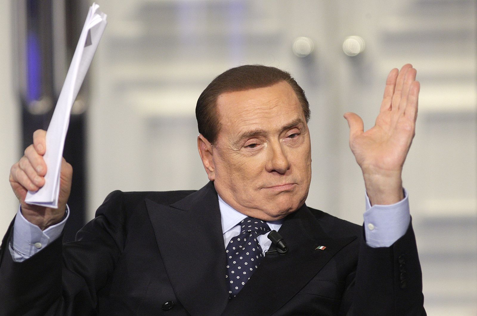 El ex-primer ministro italiano Silvio Berlusconi en un programa de televisión