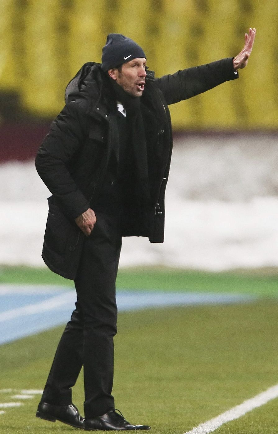 El entrenador argentino del Atlético de Madrid, Diego Pablo Simeone da instrucciones a sus jugadores ante el Rubin Kazan.