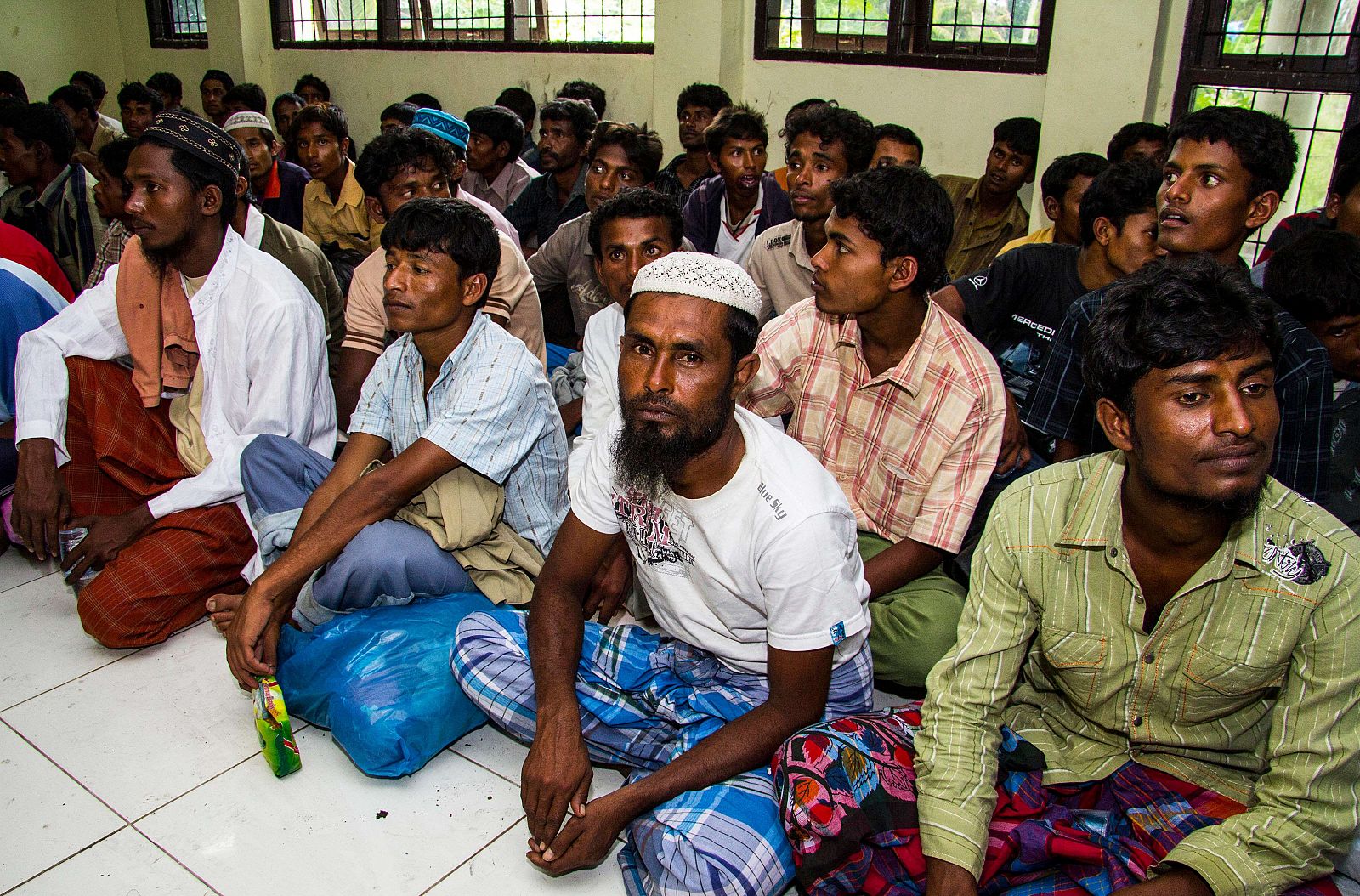 Refugiados rohingya rescatados de un barco a la deriva en Indonesia
