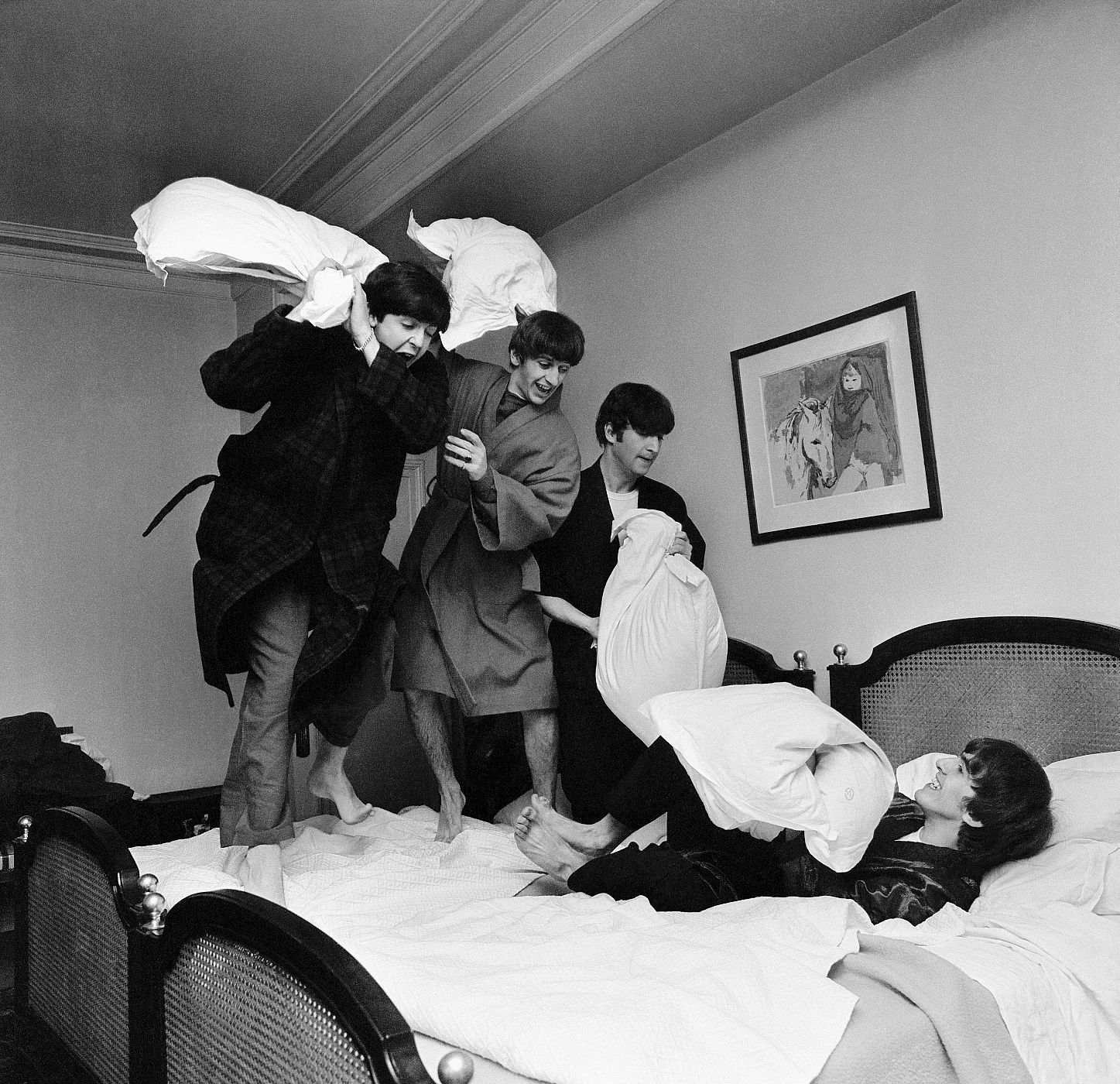 'La famosa guerra de almohadas de los Beatles, fotografiada a las 03.00 AM en el Hotel George V de París', 1964.