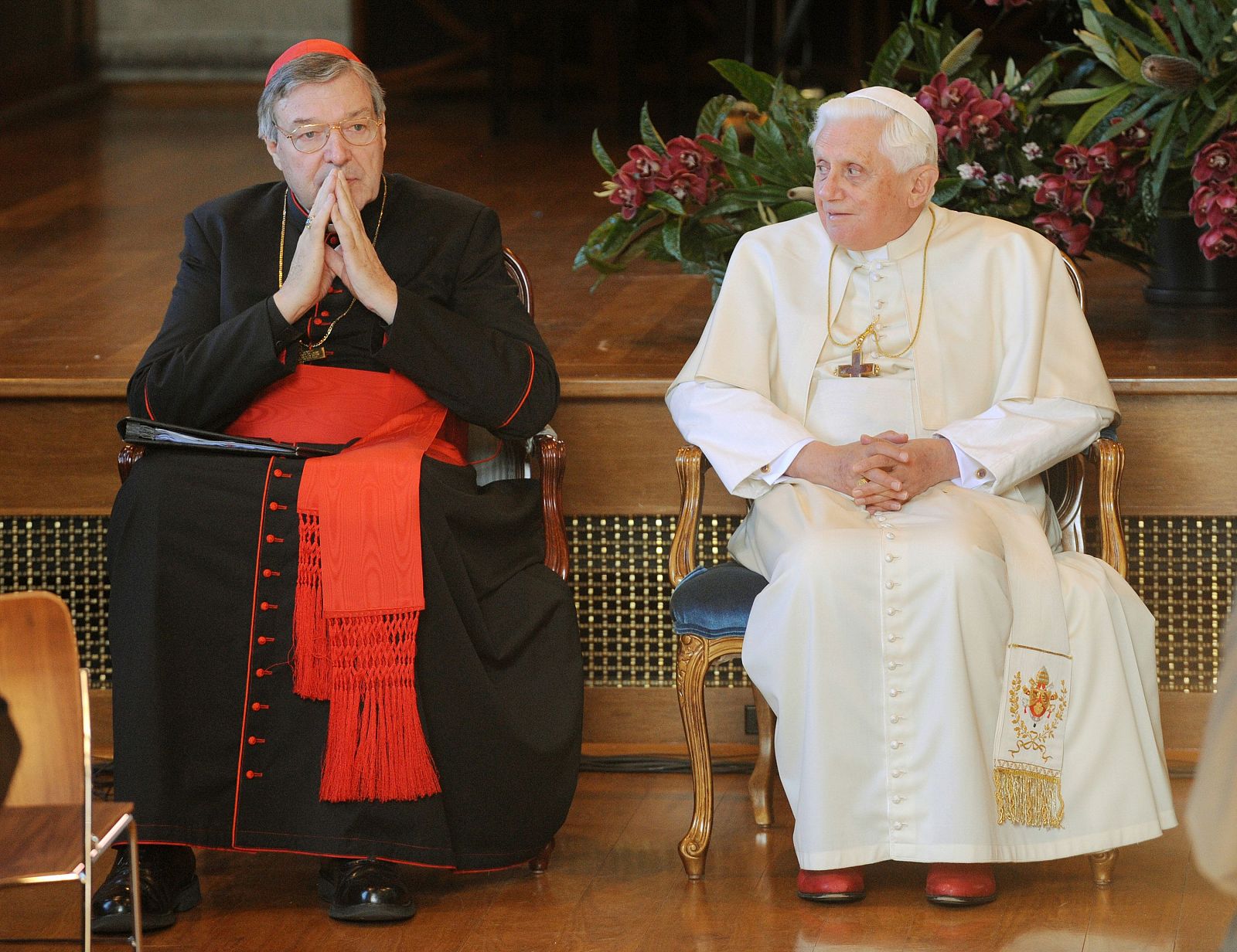 Fotografía de archivo del cardenal George Pell con el papa Benedicto XVI