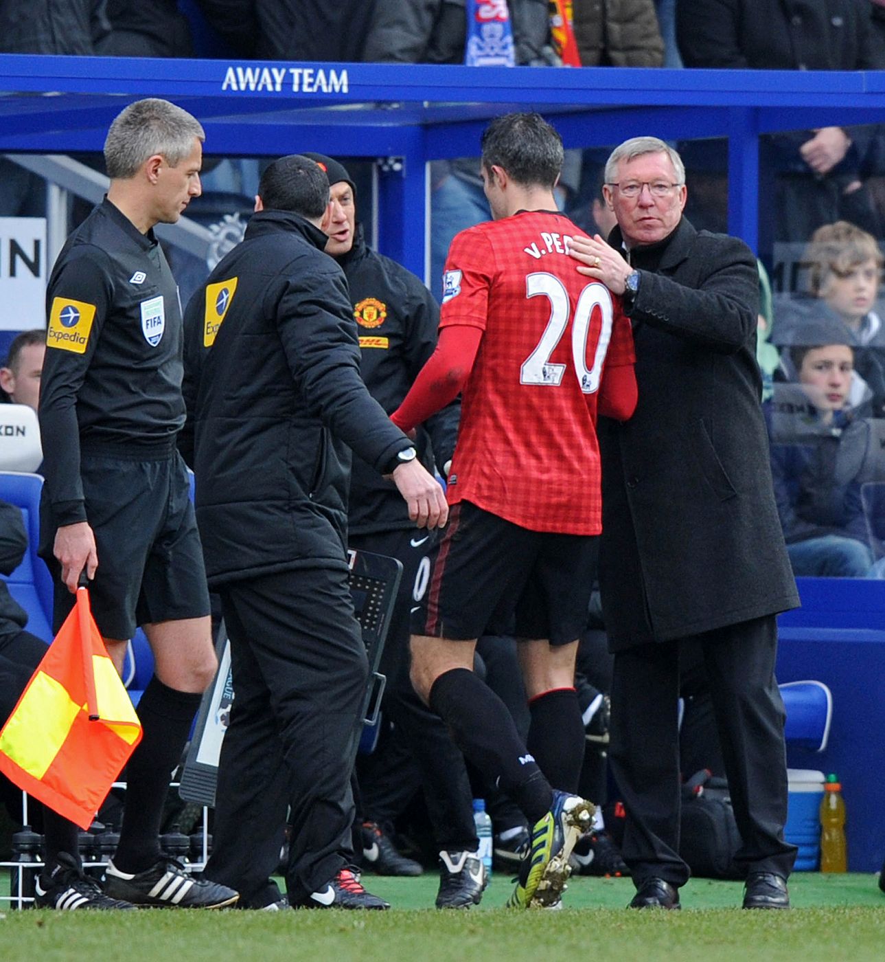 El delantero Robin van Persie, del Manchester United, se retira lesionado ante el QPR